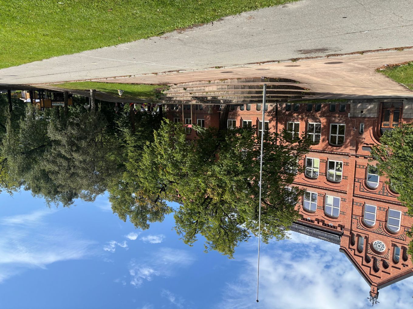 en murbygning med et flagg foran