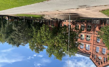 en murbygning med et flagg foran en murbygning med et flagg foran