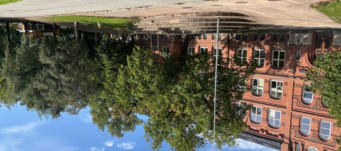 en murbygning med et flagg foran en murbygning med et flagg foran