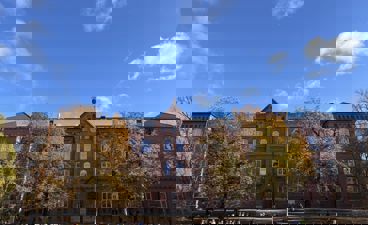 en stor gruppe mennesker utenfor en bygning