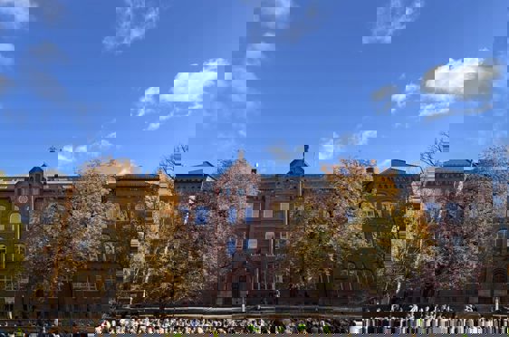 en stor gruppe mennesker utenfor en bygning