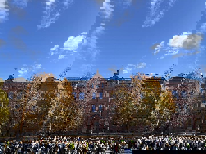 en stor gruppe mennesker utenfor en bygning