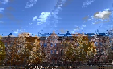 en stor gruppe mennesker utenfor en bygning en stor gruppe mennesker utenfor en bygning