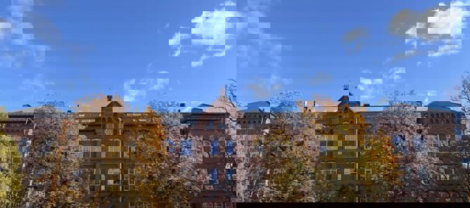 en stor gruppe mennesker utenfor en bygning en stor gruppe mennesker utenfor en bygning