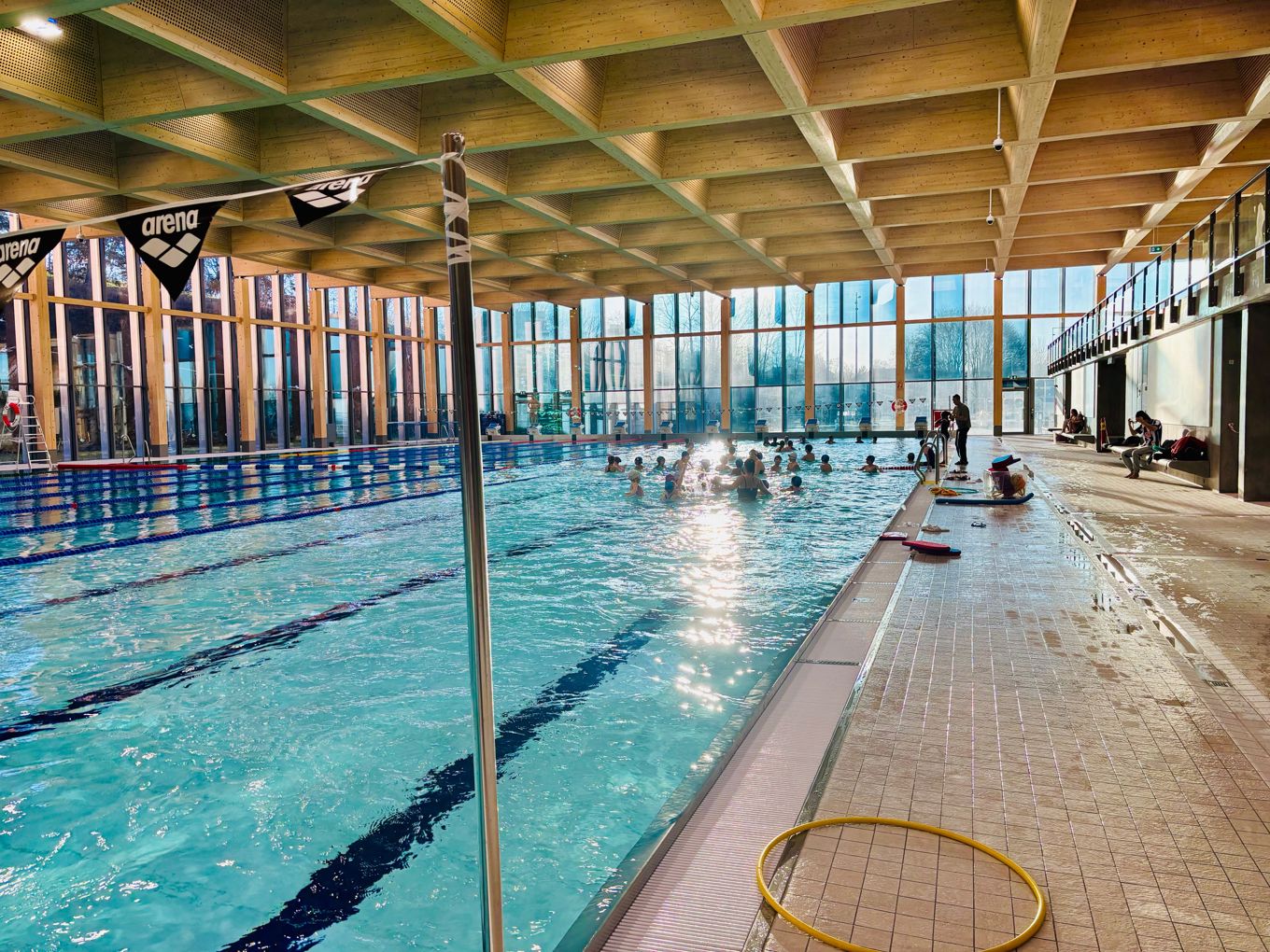 et svømmebasseng i en stor innendørs bygning et svømmebasseng i en stor innendørs bygning
