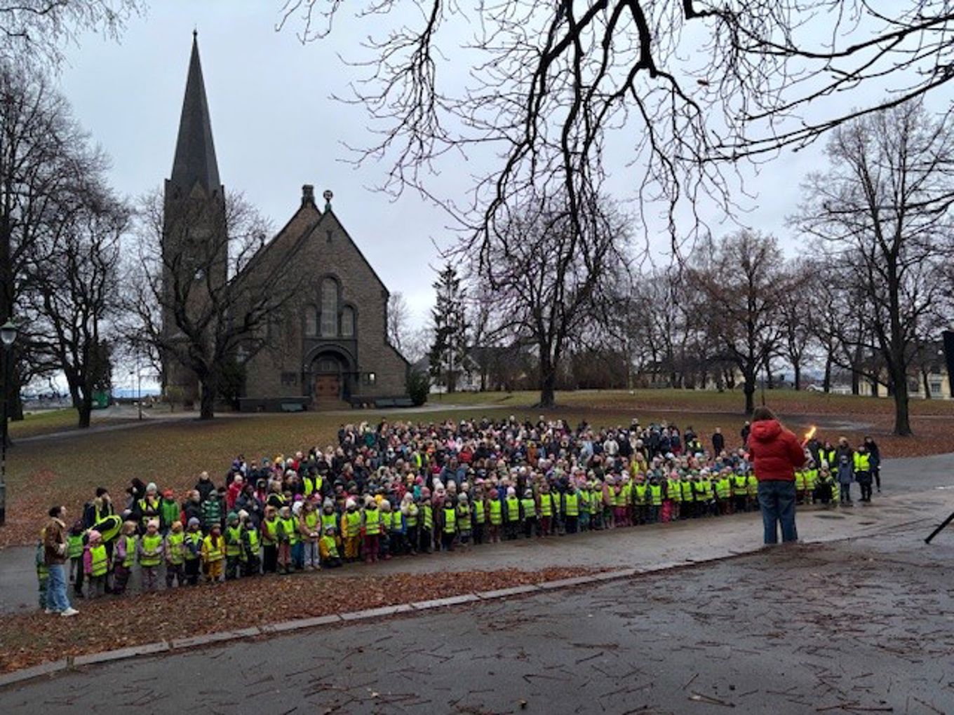 en stor gruppe mennesker som står foran en kirke en stor gruppe mennesker som står foran en kirke