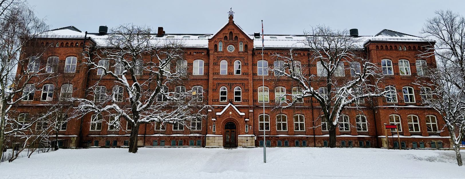 en stor murbygning med mange vinduer med University College London i bakgrunnen