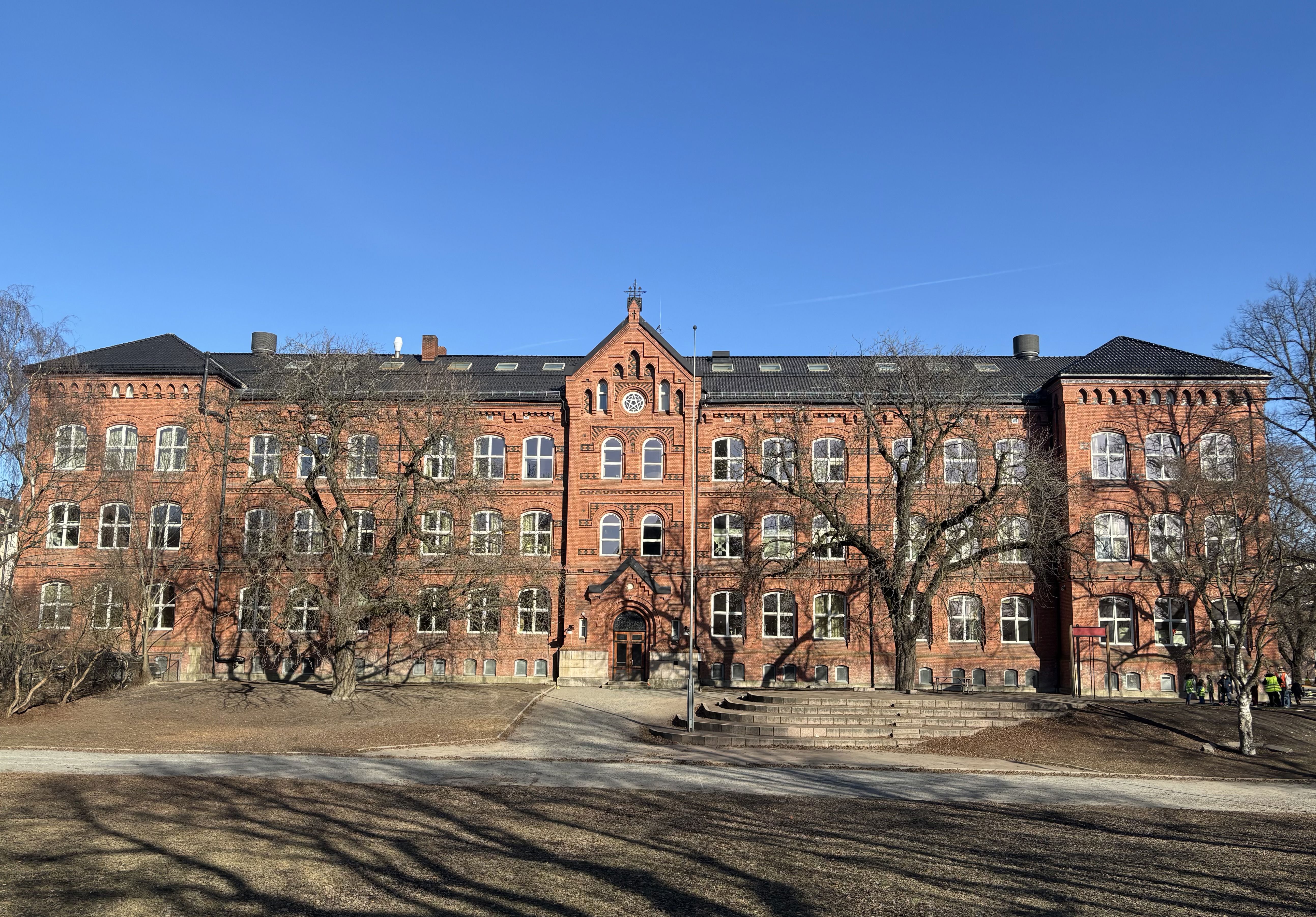 en stor murbygning med High Point i bakgrunnen