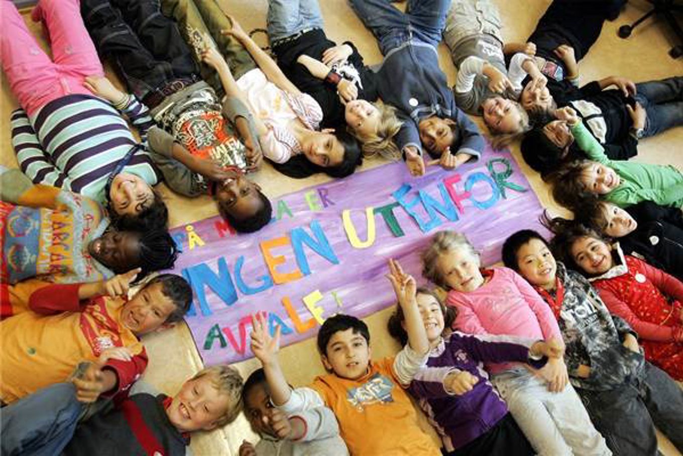 Barn rundt teksten Barn rundt teksten "Ingen utenfor"